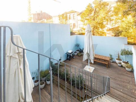 Moradia T4 renovada com terraço no Bonfim, Porto