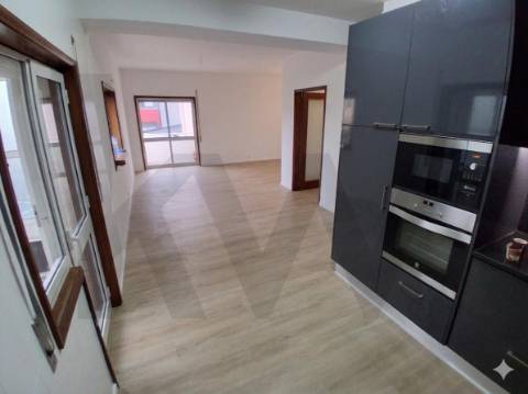Apartamento T2 à venda na Rua Padre Joaquim das Neves- Rio Tinto