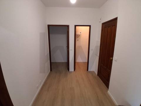 Apartamento T2 à venda na Rua Padre Joaquim das Neves- Rio Tinto