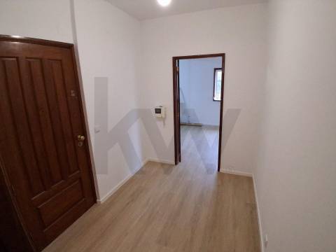 Apartamento T2 à venda na Rua Padre Joaquim das Neves- Rio Tinto
