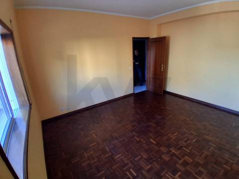 Apartamento T2 à venda na Rua Padre Joaquim das Neves- Rio Tinto