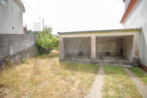 Terreno urbano com garagem e viabilidade de construção em Montaria, Viana do Castelo