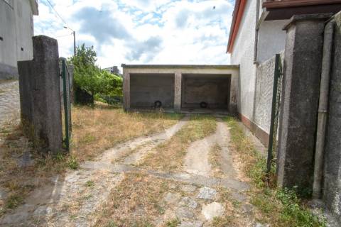 Terreno urbano com garagem e viabilidade de construção em Montaria, Viana do Castelo