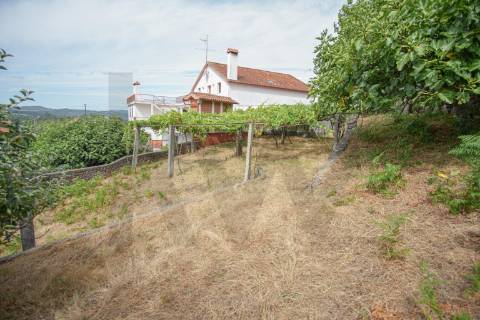 Terreno urbano com garagem e viabilidade de construção em Montaria, Viana do Castelo