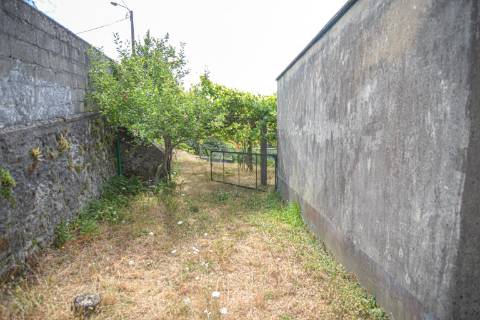 Terreno urbano com garagem e viabilidade de construção em Montaria, Viana do Castelo