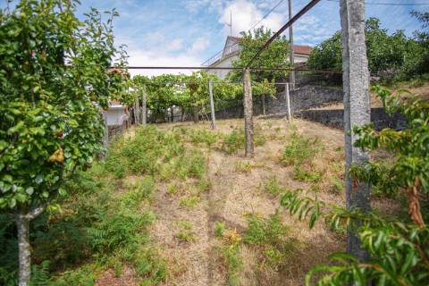 Terreno urbano com garagem e viabilidade de construção em Montaria, Viana do Castelo