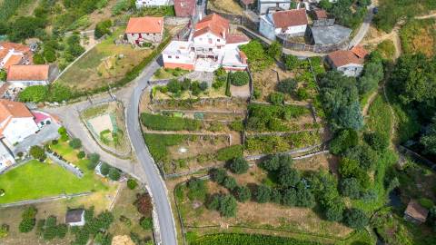 Terreno urbano com garagem e viabilidade de construção em Montaria, Viana do Castelo