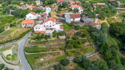 Terreno urbano com garagem e viabilidade de construção em Montaria, Viana do Castelo