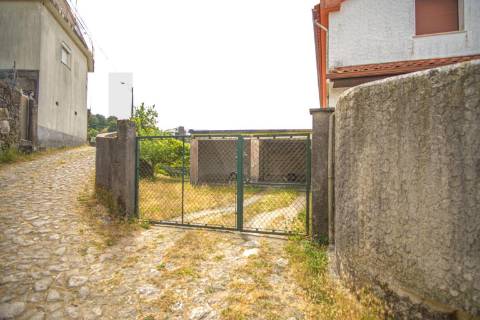 Terreno urbano com garagem e viabilidade de construção em Montaria, Viana do Castelo