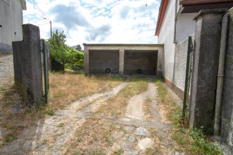 Terreno urbano com garagem e viabilidade de construção em Montaria, Viana do Castelo