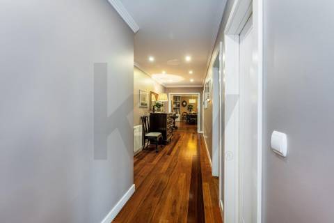Excelente T5  em Condominio Fechado a Marechal Gomes da Costa, Porto