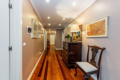 Excelente T5  em Condominio Fechado a Marechal Gomes da Costa, Porto