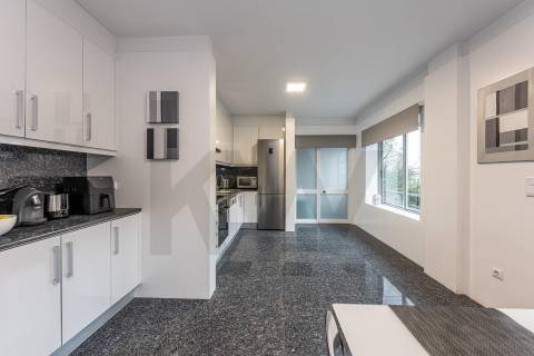 Excelente T5  em Condominio Fechado a Marechal Gomes da Costa, Porto