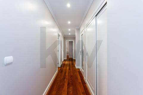 Excelente T5  em Condominio Fechado a Marechal Gomes da Costa, Porto