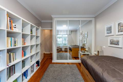 Excelente T5  em Condominio Fechado a Marechal Gomes da Costa, Porto