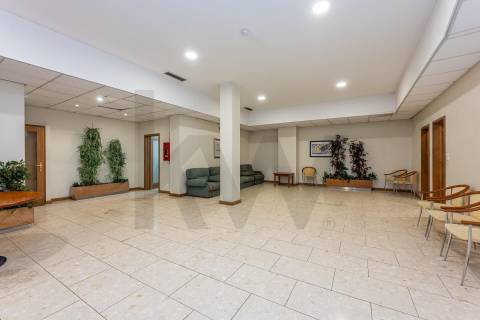 Excelente T5  em Condominio Fechado a Marechal Gomes da Costa, Porto