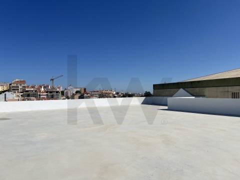 Armazém/ Garagem Totalmente Remodelado, como novo junto ao Aeroporto Lisboa