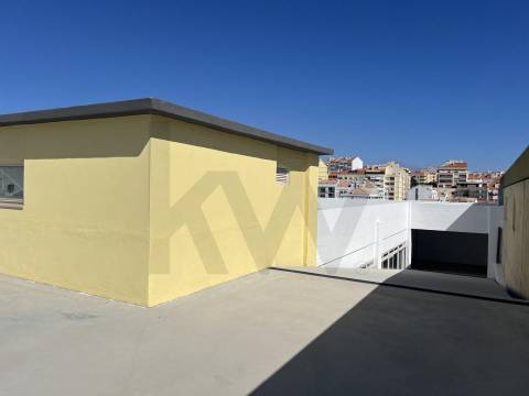 Armazém/ Garagem Totalmente Remodelado, como novo junto ao Aeroporto Lisboa