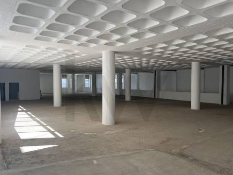 Armazém/ Garagem Totalmente Remodelado, como novo junto ao Aeroporto Lisboa