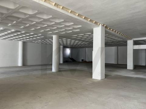 Armazém/ Garagem Totalmente Remodelado, como novo junto ao Aeroporto Lisboa