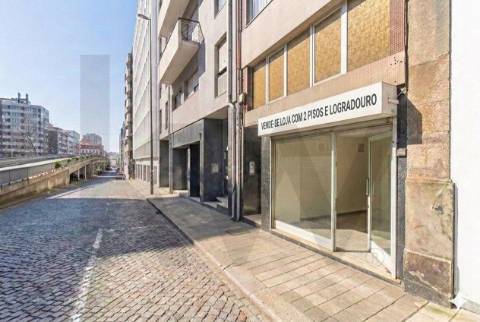 Loja ampla em dois pisos para recuperar  no centro do Porto -  Rua Gonçalo Cristóvão/Trindade