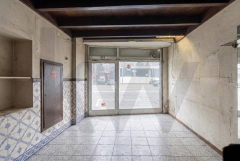 Loja ampla em dois pisos para recuperar  no centro do Porto -  Rua Gonçalo Cristóvão/Trindade