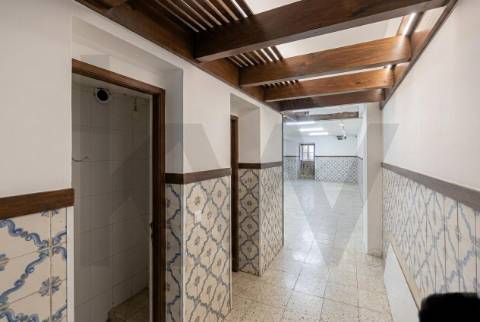 Loja ampla em dois pisos para recuperar  no centro do Porto -  Rua Gonçalo Cristóvão/Trindade