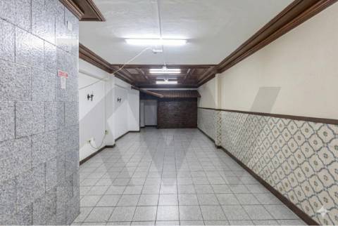 Loja ampla em dois pisos para recuperar  no centro do Porto -  Rua Gonçalo Cristóvão/Trindade
