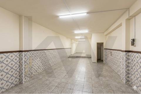 Loja ampla em dois pisos para recuperar  no centro do Porto -  Rua Gonçalo Cristóvão/Trindade