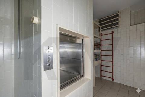 Loja ampla em dois pisos para recuperar  no centro do Porto -  Rua Gonçalo Cristóvão/Trindade