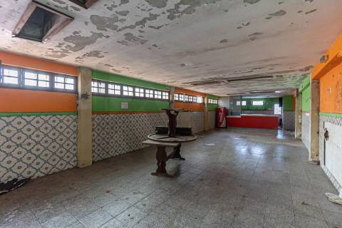 Loja ampla em dois pisos para recuperar  no centro do Porto -  Rua Gonçalo Cristóvão/Trindade