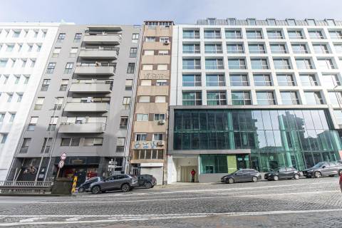 Loja ampla em dois pisos para recuperar  no centro do Porto -  Rua Gonçalo Cristóvão/Trindade