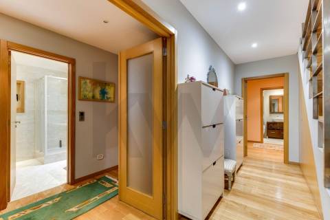 Apartamento T5 Duplex com 3 lugares de garagem em Vereda Tenente Valadim (Canidelo)
