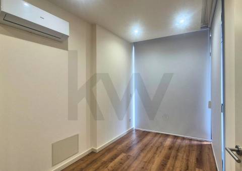 Apartamento T2+1 renovado com terraço no Bonfim, Porto