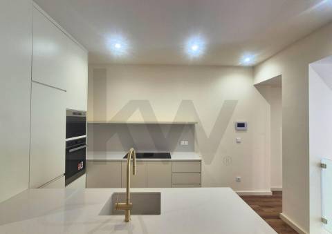 Apartamento T2+1 renovado com terraço no Bonfim, Porto