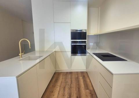 Apartamento T2+1 renovado com terraço no Bonfim, Porto