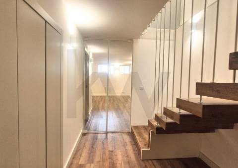 Apartamento T2+1 renovado com terraço no Bonfim, Porto