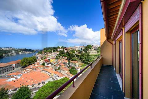 Apartamento T3 Duplex, para venda, nas Virtudes, com vista rio
