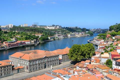 Apartamento T3 Duplex, para venda, nas Virtudes, com vista rio