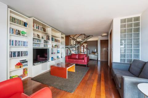 Apartamento T3 Duplex, para venda, nas Virtudes, com vista rio