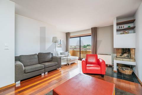Apartamento T3 Duplex, para venda, nas Virtudes, com vista rio
