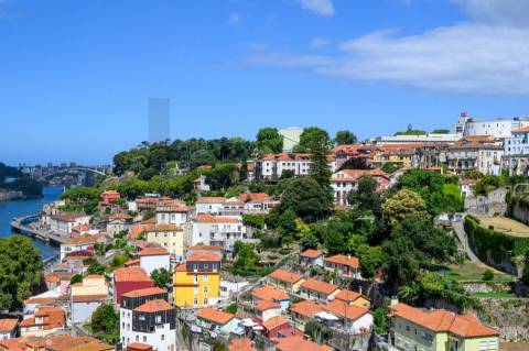 Apartamento T3 Duplex, para venda, nas Virtudes, com vista rio