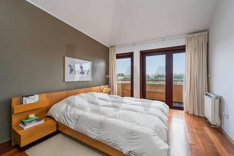 Apartamento T3 Duplex, para venda, nas Virtudes, com vista rio