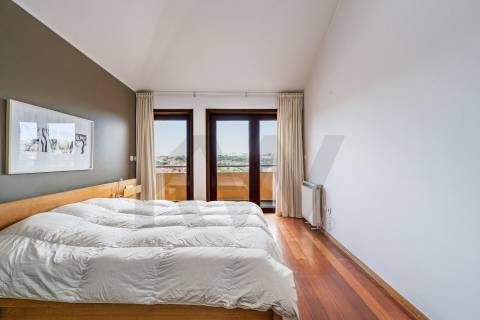 Apartamento T3 Duplex, para venda, nas Virtudes, com vista rio