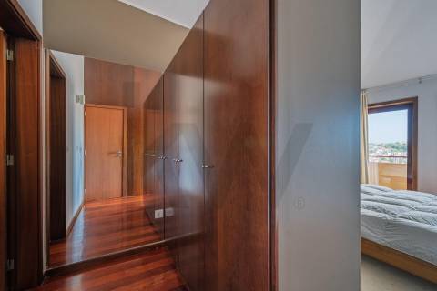 Apartamento T3 Duplex, para venda, nas Virtudes, com vista rio