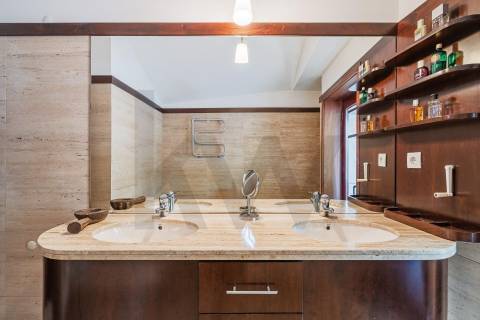 Apartamento T3 Duplex, para venda, nas Virtudes, com vista rio