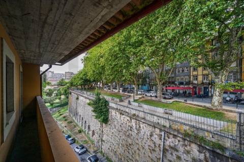 Apartamento T3 Duplex, para venda, nas Virtudes, com vista rio