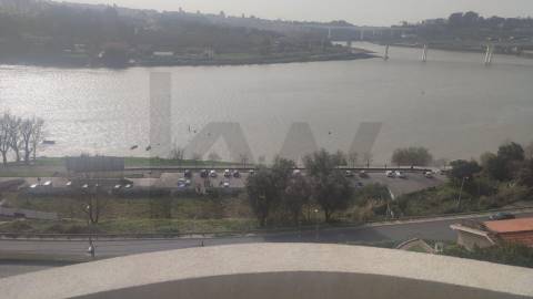 Conjunto de Duas Moradias Multifamiliares com Vista Panorâmica sobre o Rio Douro – Valbom
