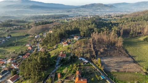 Terreno com 2.630 m² e PIP aprovado para construção de moradia na Facha, Ponte de Lima