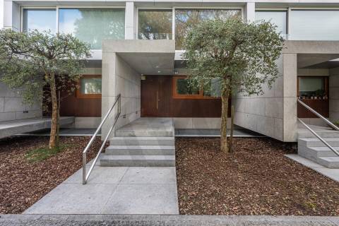 Moradia T4, Varandas, Jardim, 3 Lug. Garagem, Zona da Vilarinha (Porto)